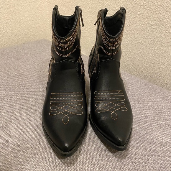 Cute boots - Picture 1 of 7